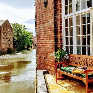 Cocoa Lily - River Fronted With Secure Parking Apartment York